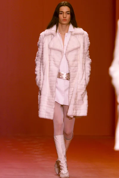 Look 16